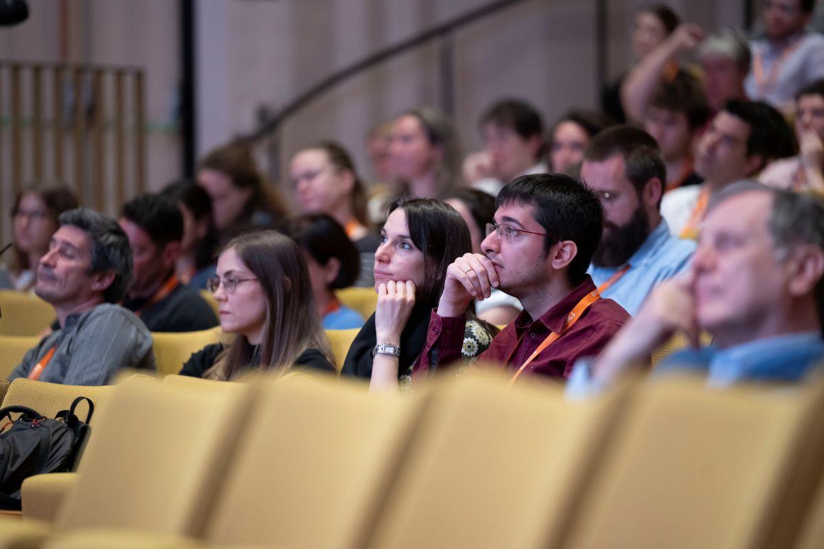 Personer i publik under föreläsning.