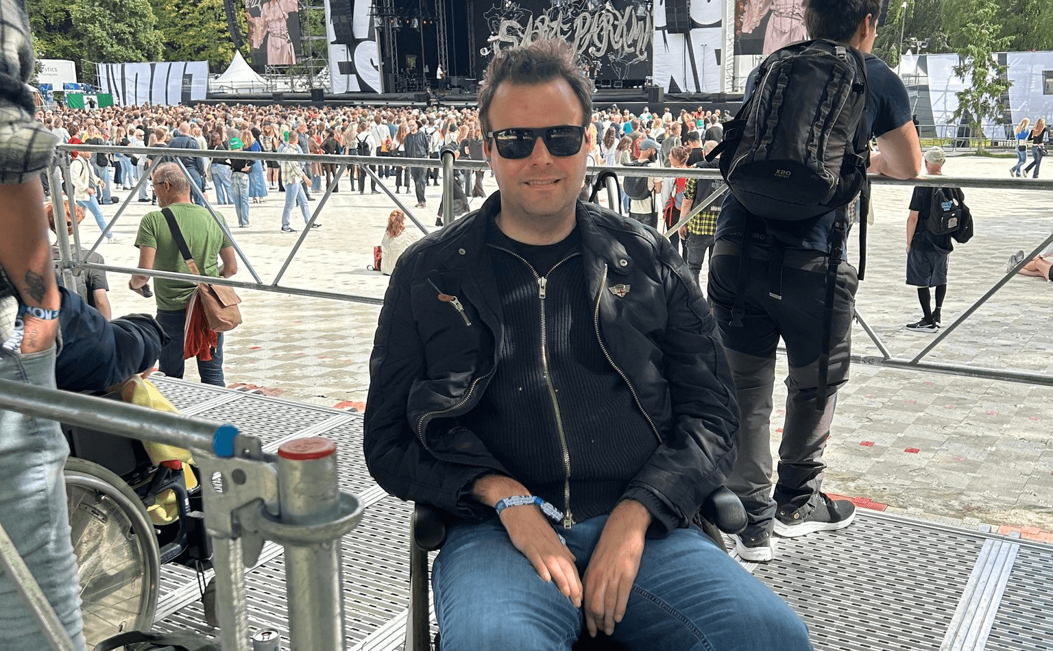 Erik Petersén sitter bakom publiken på festival.