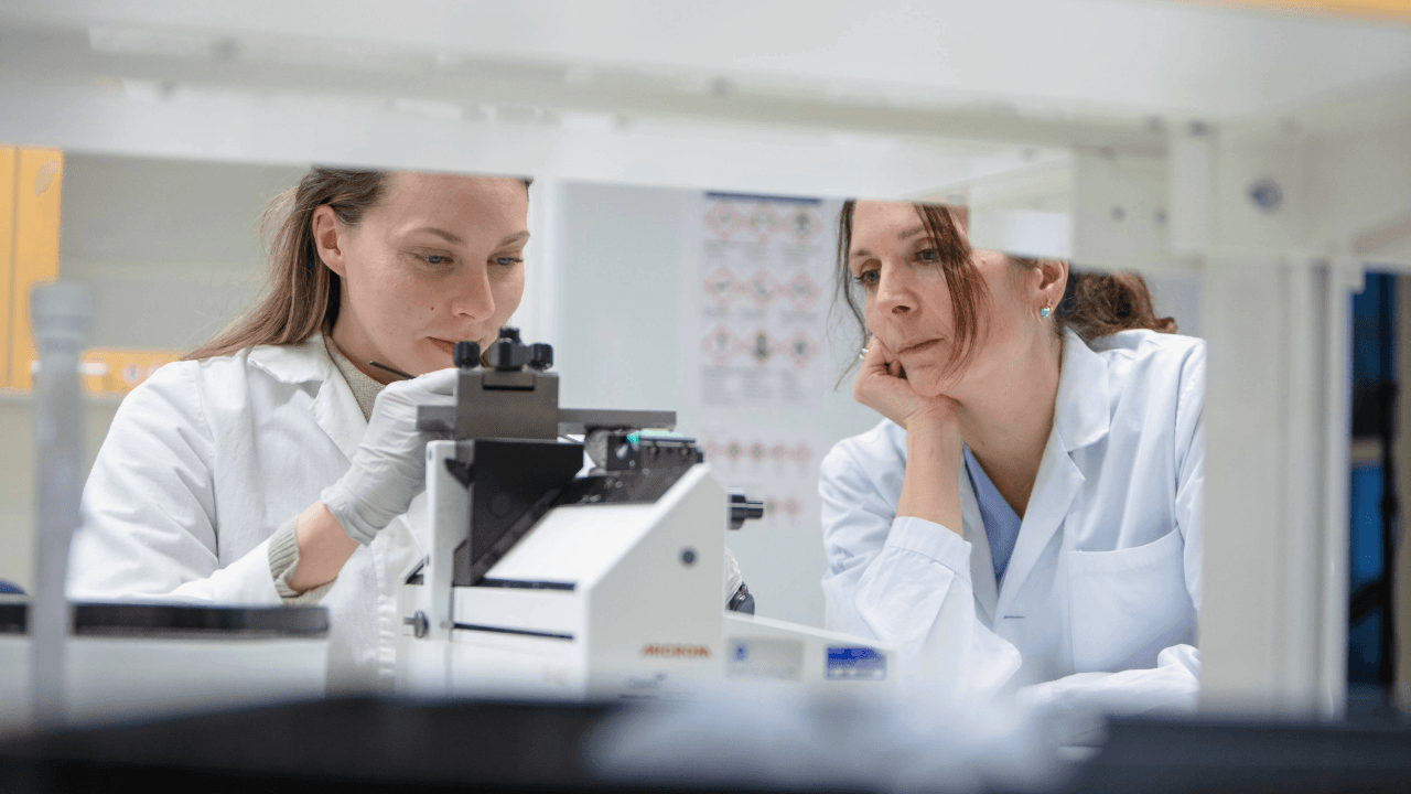 Karin Forsberg i lab.