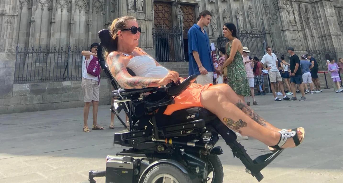 Mia framför Katedralen i Barcelona i juli 2023.