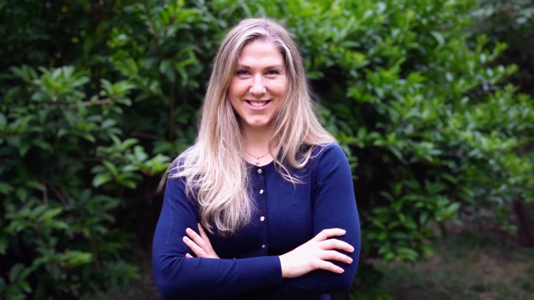 Mamma och barn sitter vid kajkant i Stockholm