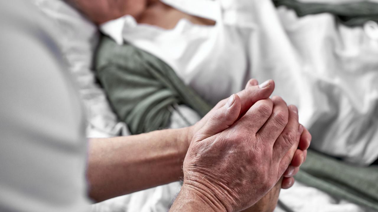 Två personer som håller hand.