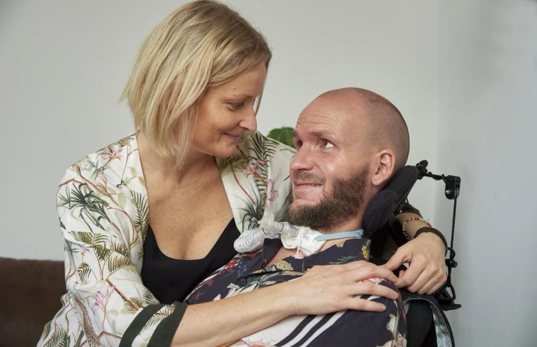 Marie och Charlie tittar på varandra.